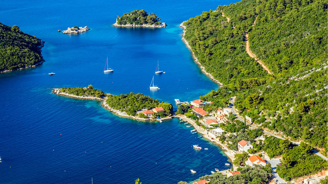 Makarska by vid havet på kryssning i Kroatien